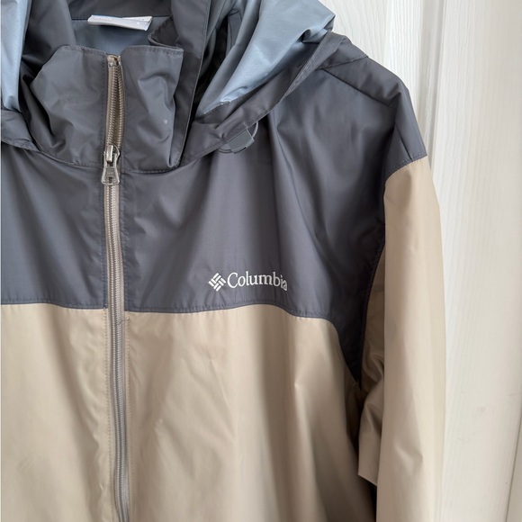 Columbia Men's Tan and Gray windbreaker jacket - Picture 3 of 4